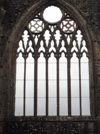 Fenêtre principale au-dessus des portes, façade ouest
